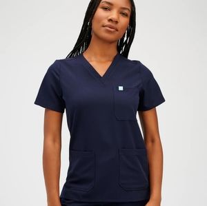 Garde malade navy pair of jogger style scrubs and 3 pocket top.